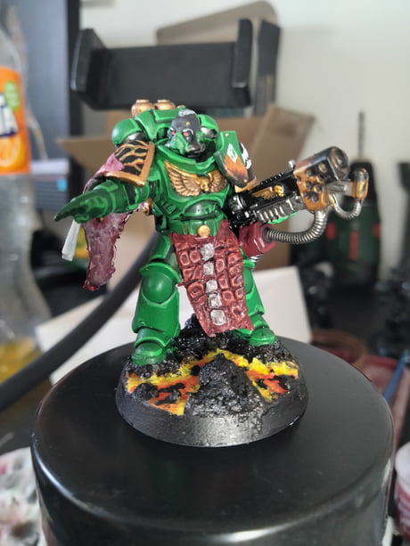 First ever kitbashed and painted marine. Usually paint admech. Scales are made of greenstuff.