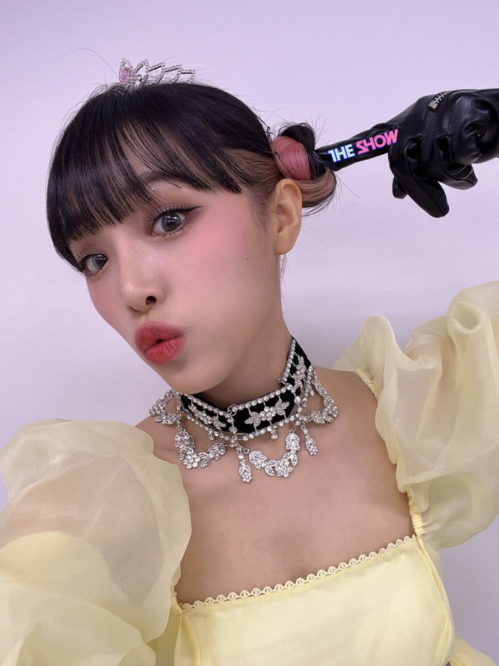 Photo : 220125 SBS MTV The Show Twitter Update with Choi Yena 2 - The Show Choice Nominee