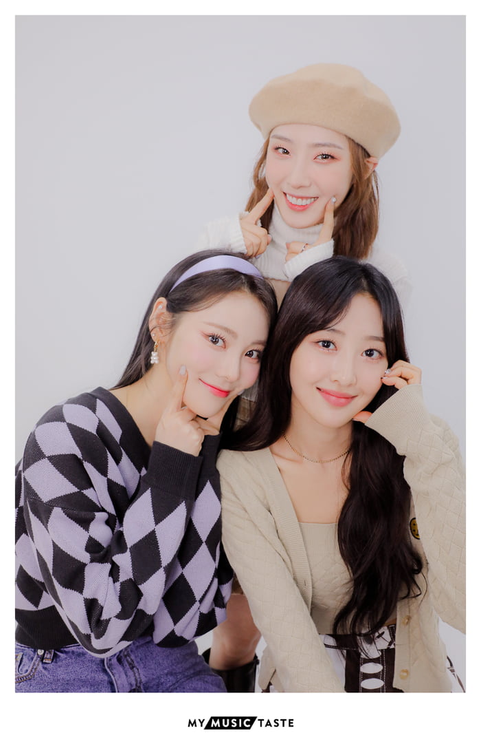 Photo : Haseul, JinSoul and Yves