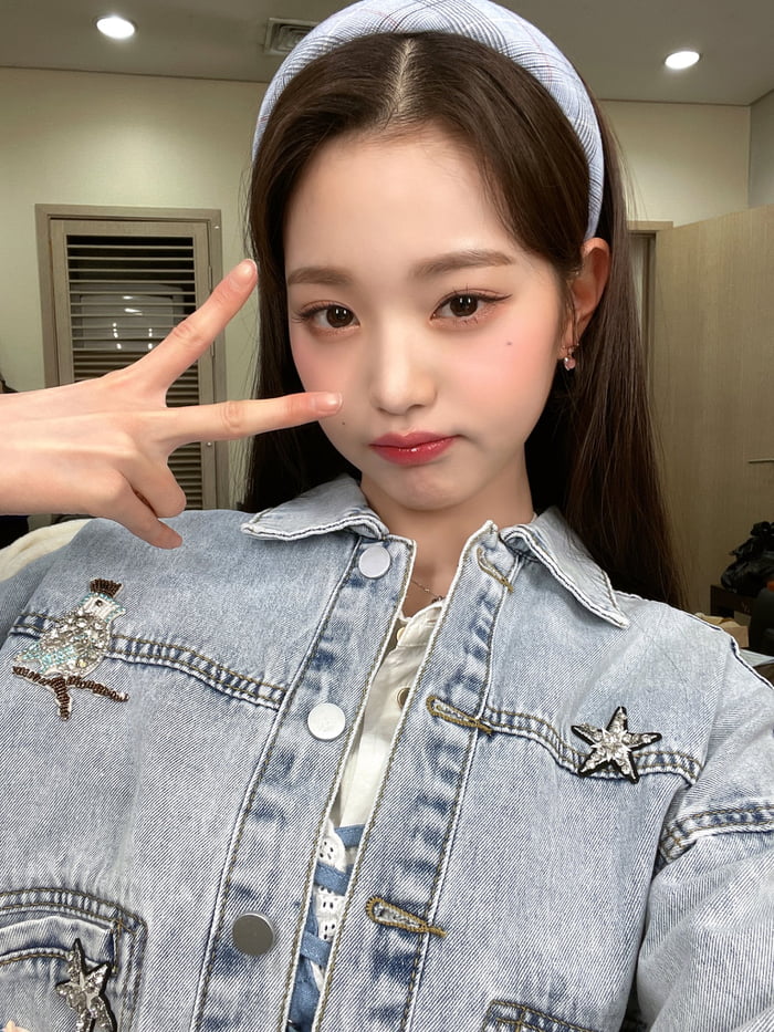Photo : 220225 - IVE Official Twitter Update with Jang Wonyoung