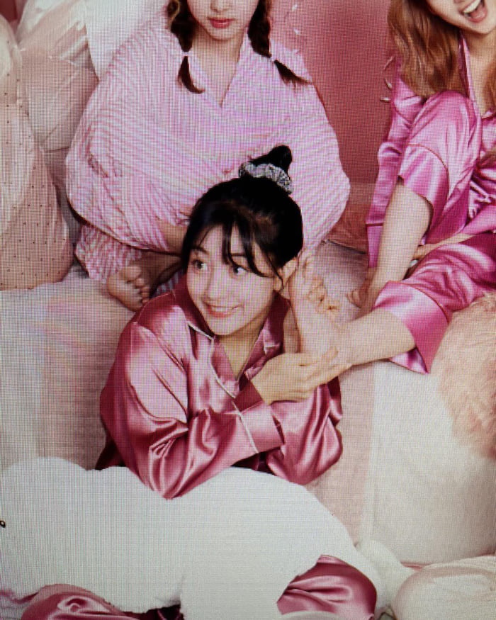 Photo : Twicetagram update - Jihyo "Hello~ is Sana there~?"