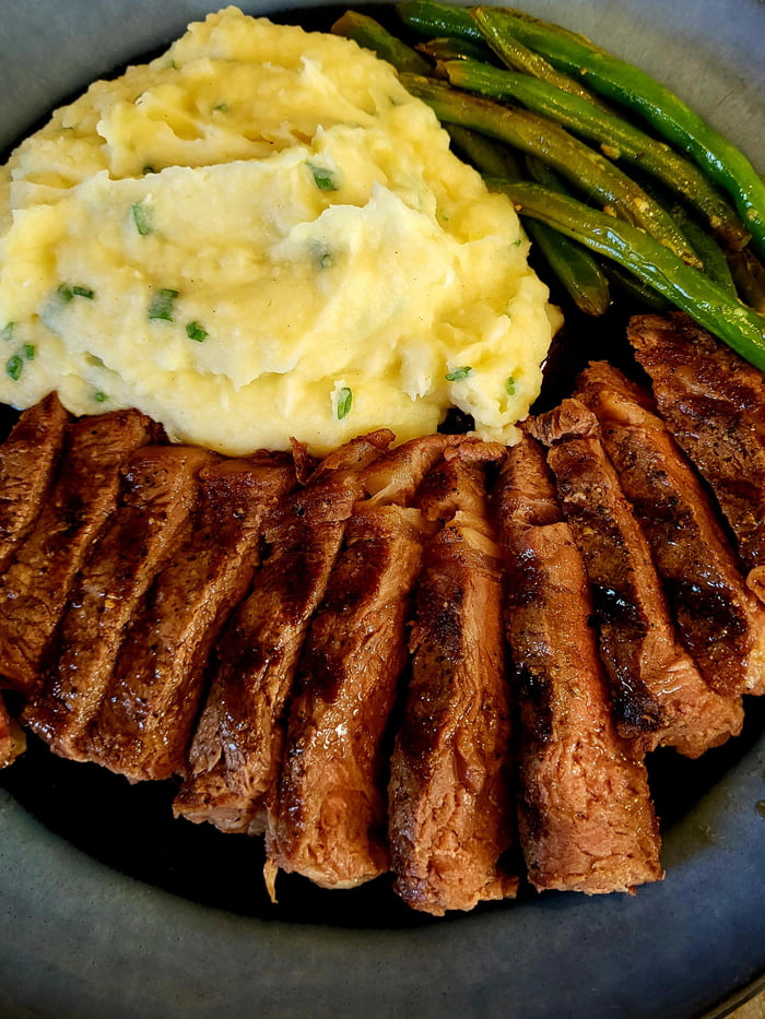 Grilled tomahawk steak, roasted garlic mashed potatoes, & sautéed green beans 9GAG