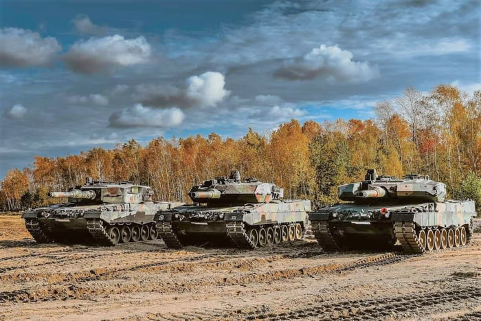 3 generations of polish Leopard 2 - A4, A5, 2PL - waiting in line to destroy some soviet tanks