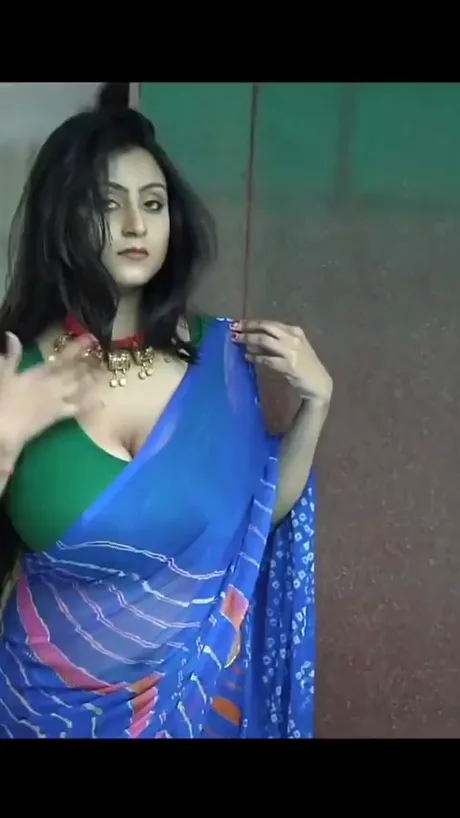 Busty Indian milf loves to tease - 9GAG