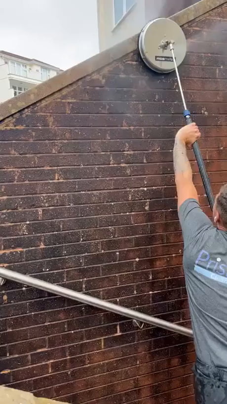 Watching this wall get cleaned is just so satisfying