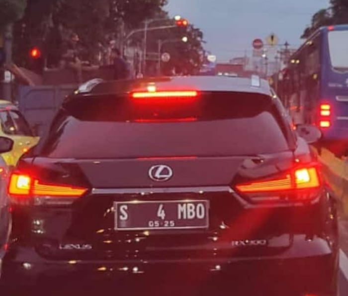 plat-mobil-siapa-neh-bukan-editan-9gag