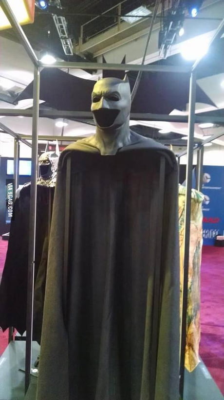 Ben Affleck S Batman V Superman Dawn Of Justice Batsuit Is On Display At Comic Con 9gag