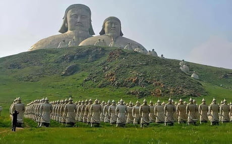 These sculptures built in the mountains of Mongolia, respectively; It represents Genghis Khan, Kubilay Khan, Hulag&ucirc; Khan, Ogeday, Batu Khan, Temur Olcaytu Khan. There are 800 statues of warriors, each of which is 3 meters.