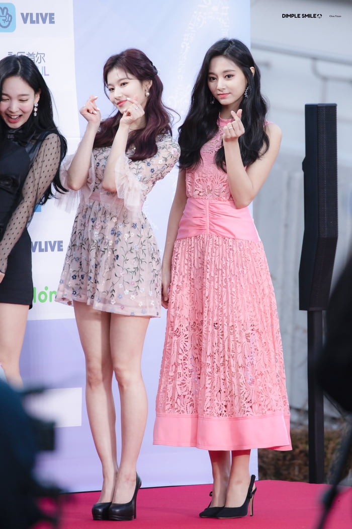 Photo : Sana & Tzuyu (ft. Nayeon)