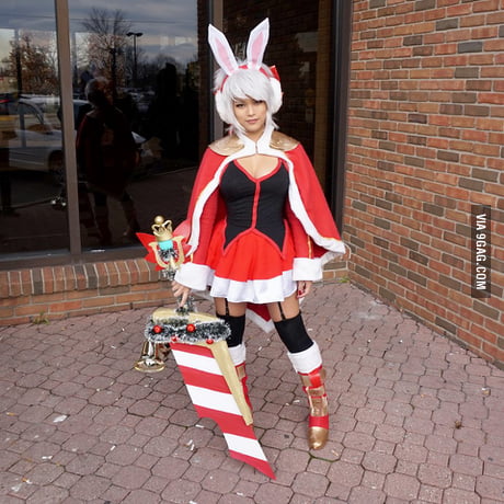 Custom Skin: Christmas Riven - 9GAG