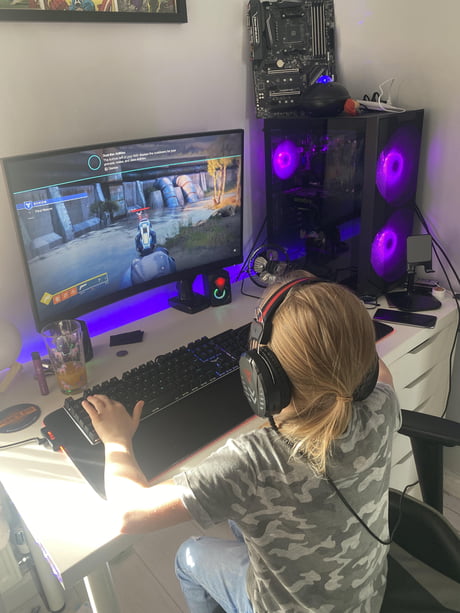 eksekverbar røg frokost When you get in from work and find your 7 year old daughter has taken over  the battle station ( she has her own gaming pc just for context ) - 9GAG