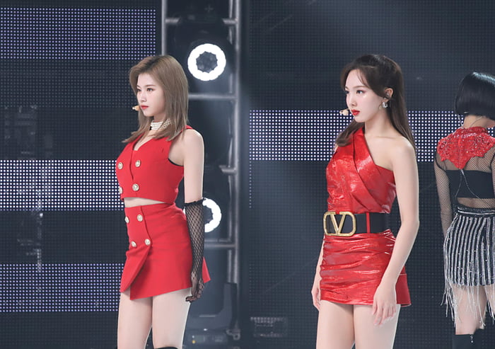 Photo : Sana & Nayeon in red