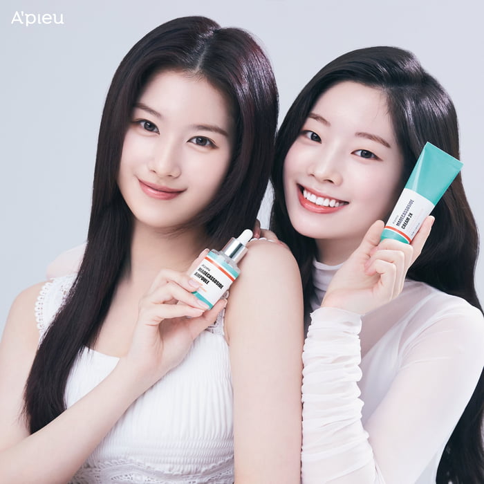 Photo : A'pieu Twitter Update - Sana and Dahyun