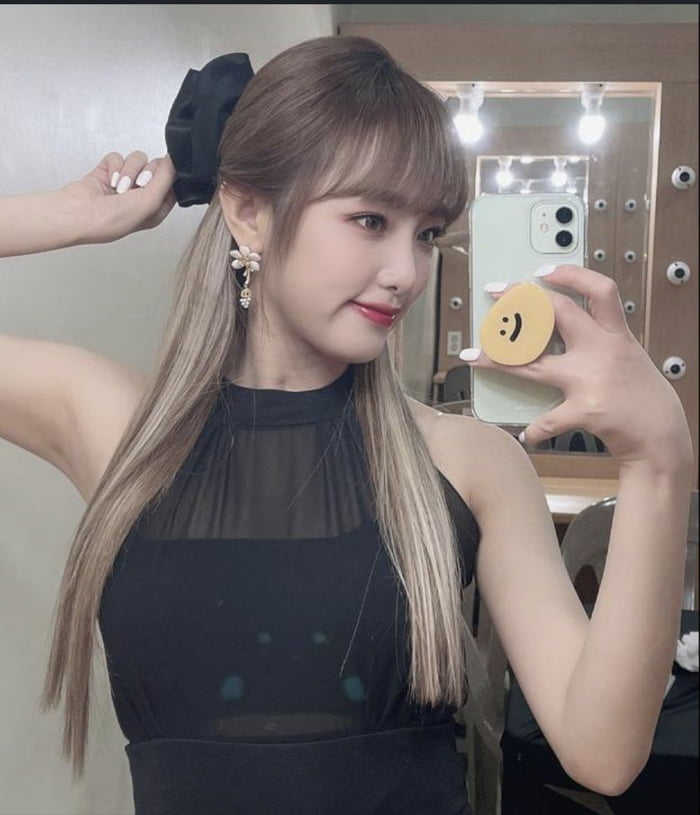 Photo : Yena in black