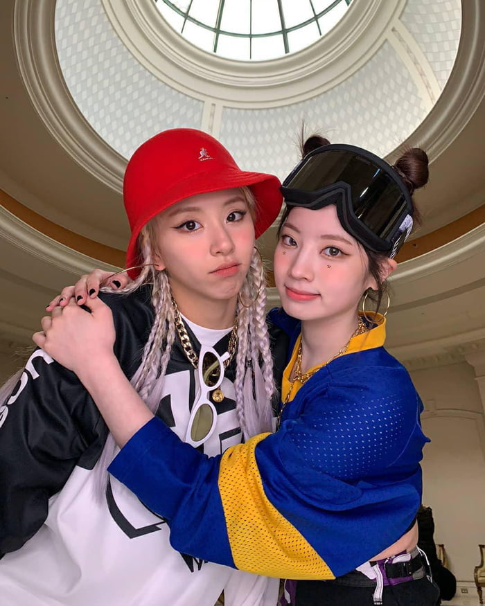 Photo : Dahyun & Chaeyoung