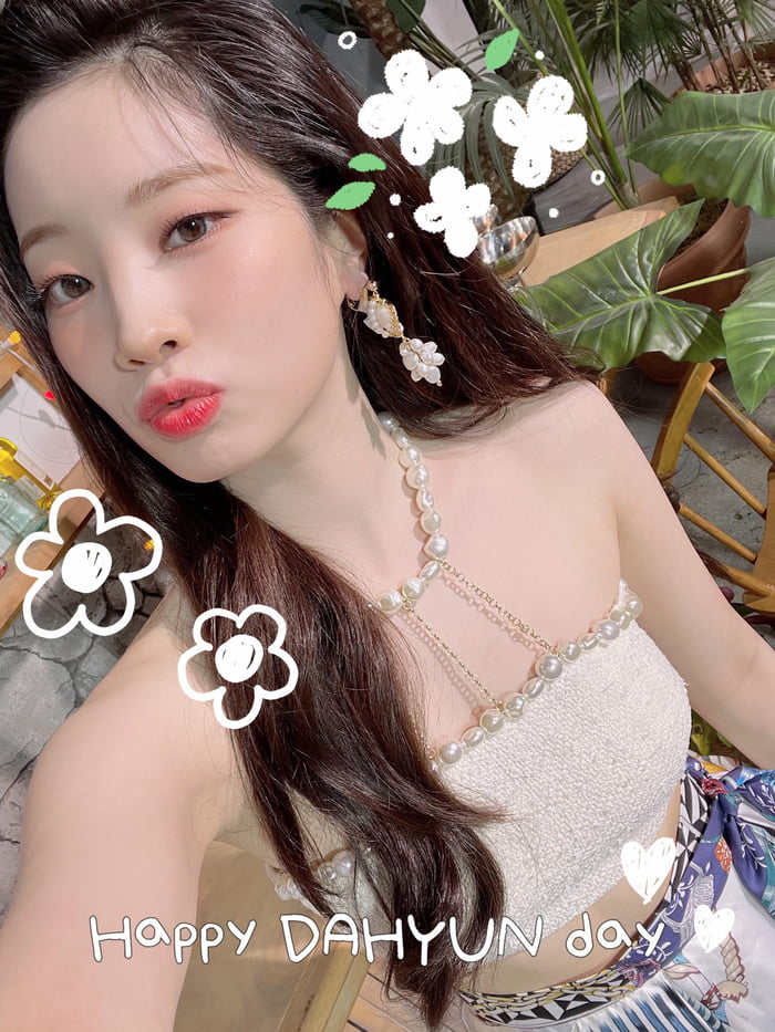 Photo : Twitter Update - Happy DAHYUN day 2021.05.28 00:15 (KST) on V LIVE