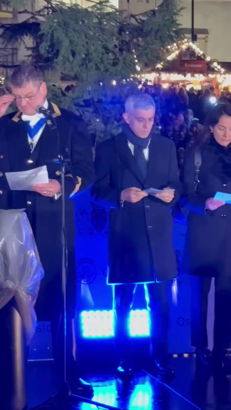 Mayor of London nearly crashes out the moment he realizes he has to sing “Christ is born the newborn King” during a Christmas Carol event in London