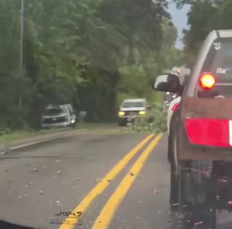 A perfect execution of what alternating through a traffic blockage looks like. Only possible if the drivers have high IQ