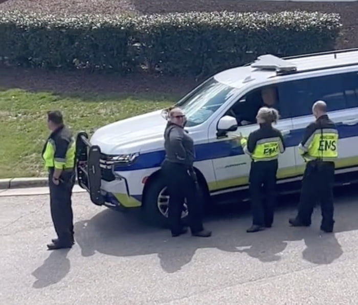 Amazon Driver Delivers Package During Armed Police Standoff 9GAG