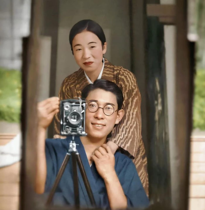 Japanese Couple Taking A Mirror Selfie In The 1920s Colorized 9gag