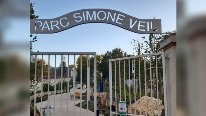 Sooo in France there is a new parc named adter famous Simone Veil.. Some people consider that the entrance design has been quite badly chosen..