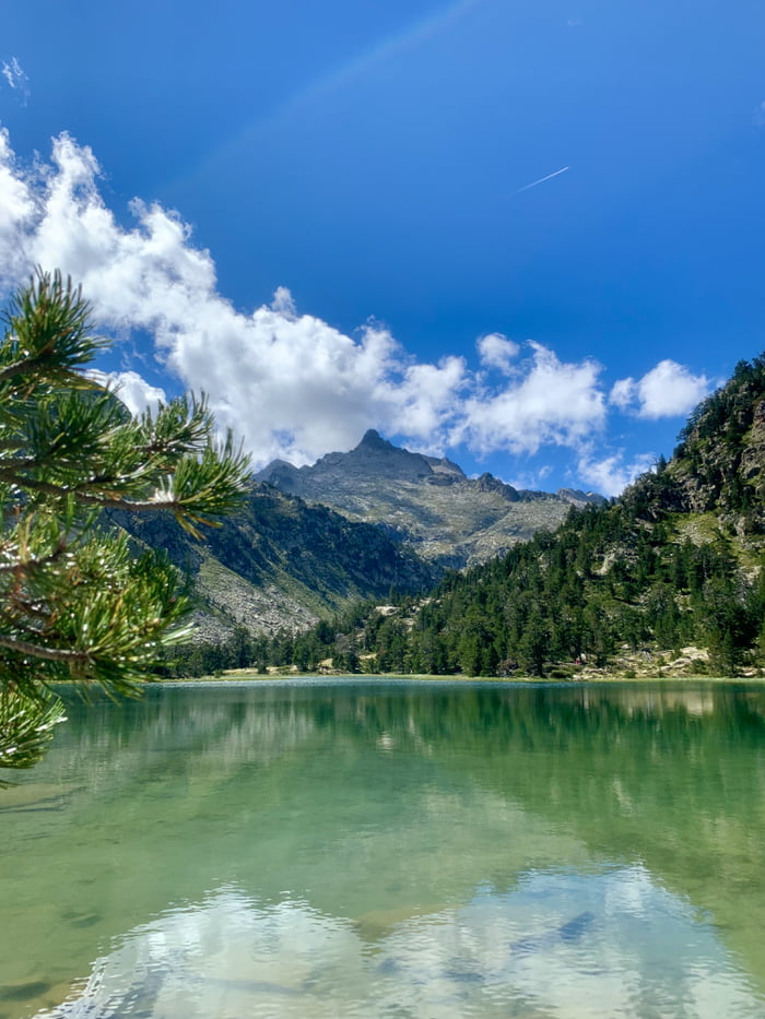 Take a deep breath away from political shit with a lake view in Les Pyrénnées