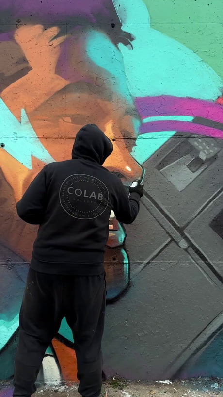 Graffiti on the walls, game on the screen. Let’s turn your living room into a stadium with the latest tech. ⚽️📺