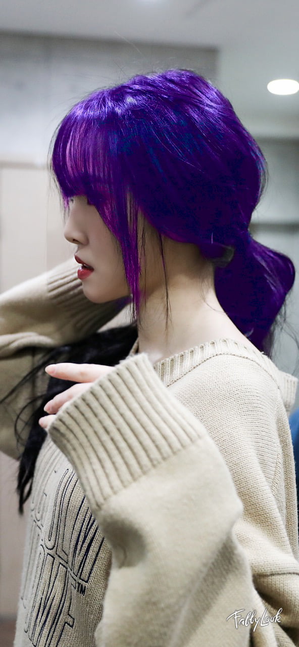 Photo : Yuju looks pretty good with purple hair