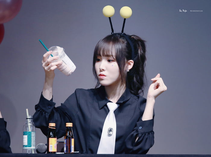 Photo : Yuju is not impressed by her drink :(