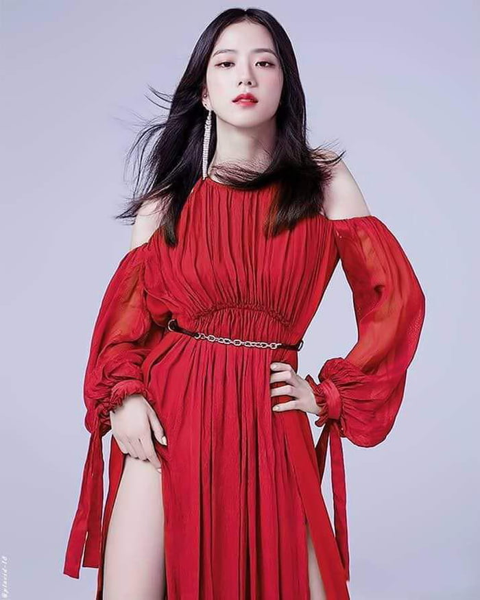Photo : Jisoo showing off her thigh