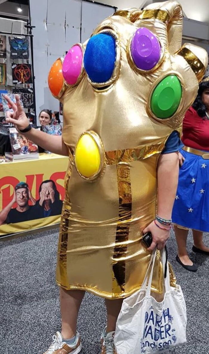 Perfect Infinity Gauntlet cosplay at SDCC