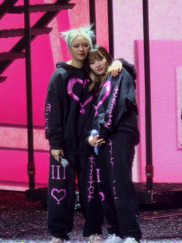 Photo : Jeongyeon & Momo having a moment
