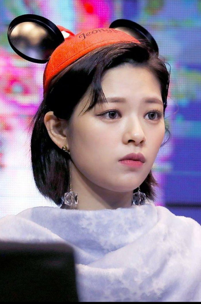 Photo : Jeongyeon is concerned we haven't loved ourselves enough this week. Let's do it, for Jeongyeon!