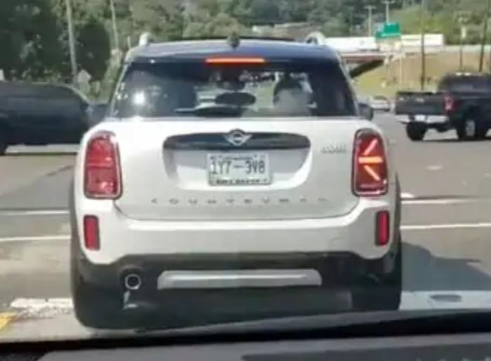 Mini Cooper's stupid turn signals that point the wrong way 9GAG