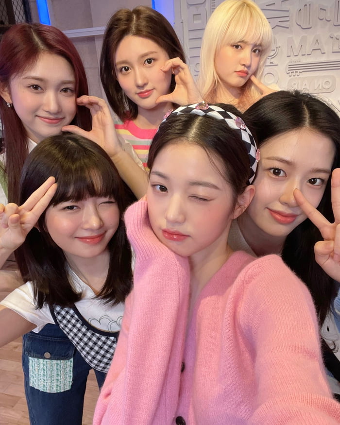 Photo : 220411 IVE Official Update with An Yujin and Jang Wonyoung (feat. IVE)