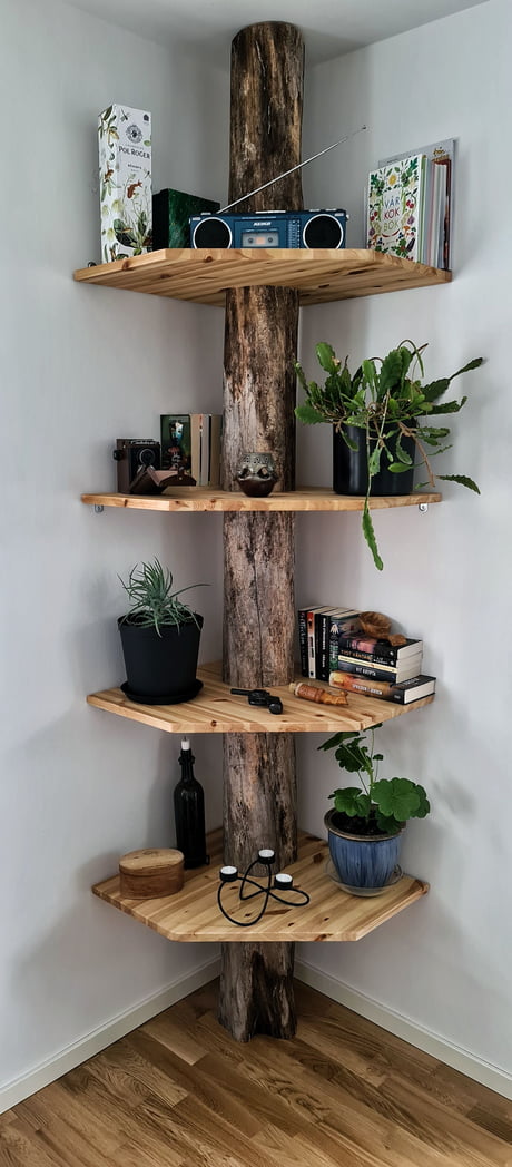 Exactly a year ago me n my dad went to our cabin n picked out a dead tree for my idea of a treeshelf. Because of Covid n my pregnancy we havnt met for a while.. But yesterday he n mom drove the 4hours to my place to install the finished shelf dad made for me. #weddinggift