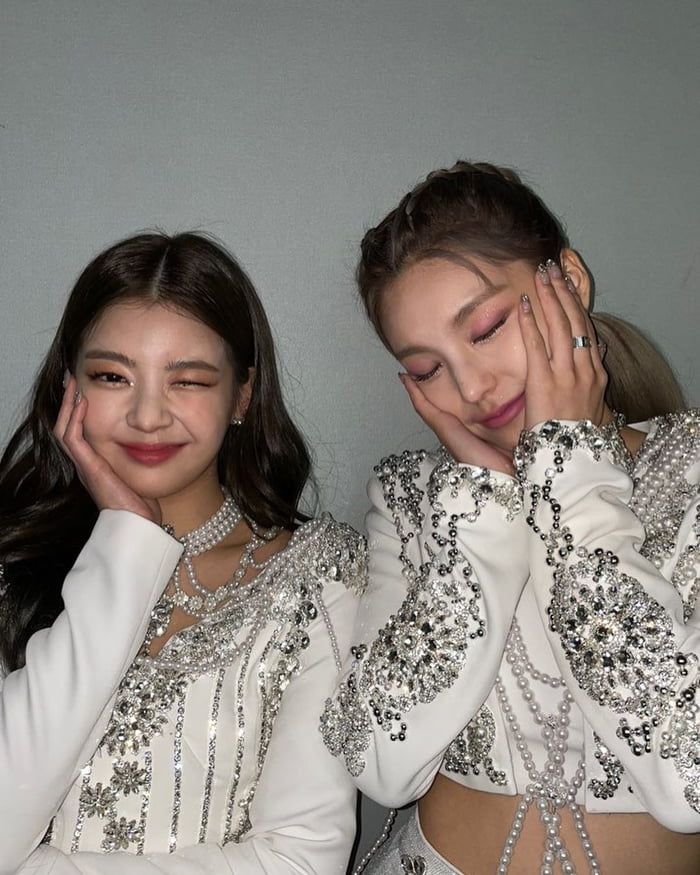 Photo : Yeji & Lia