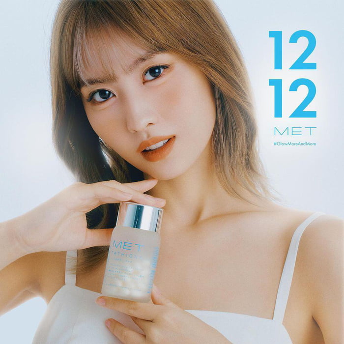 Photo : Met_tathione Instagram Update - “Glow glow glow, Merry Christmas from MOMO and MET!”