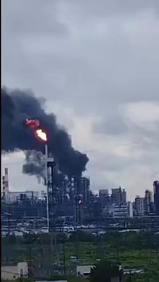 Ukrainian drones struck the Moscow Oil Refinery today. It processing capacity is approximately 11.6 million tonnes of petroleum products per year. The facility is estimated to supply around 40% of the fuel consumed in Moscow and Moscow Oblast.