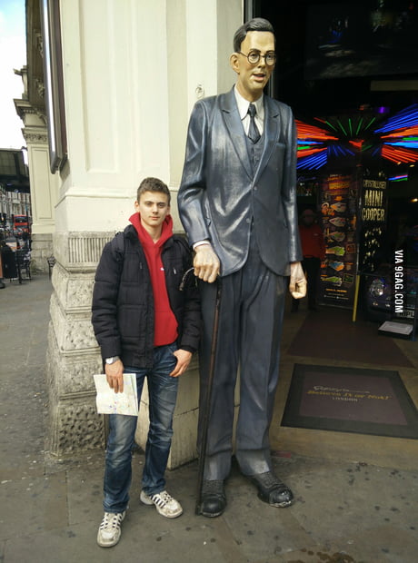 Remember when we were doing the tall people thing This is me. 189 cm. 9GAG