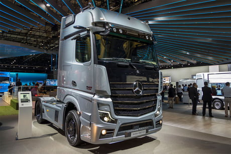 The Mercedes Actros Edition 1 1 Of 400 This Truck Uses Cameras Instead Of Side Mirrors I Think Many Truckbrands Will Implement That Technology In Their Trucks Soon Too 9gag