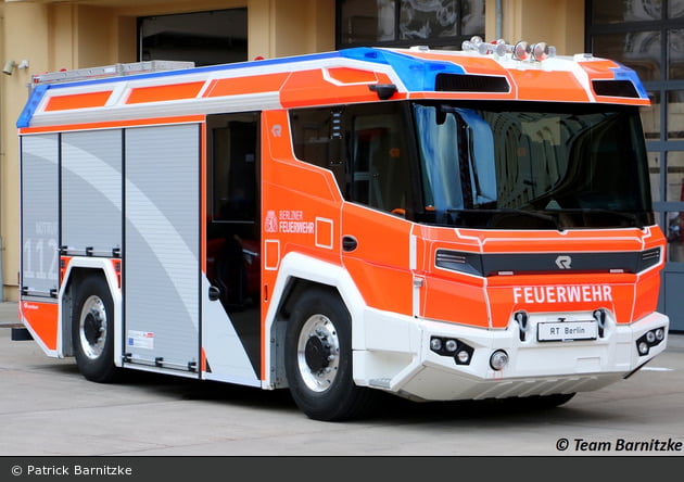 A German full electric fire truck in Berlin - 9GAG