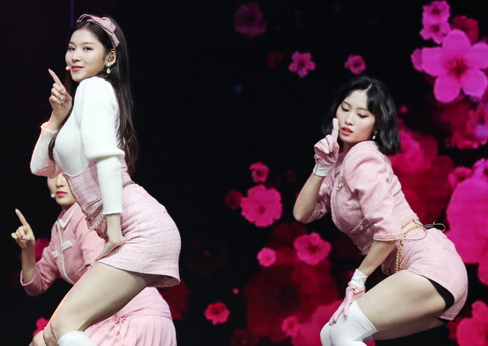 Photo : Sana & Momo showing no mercy