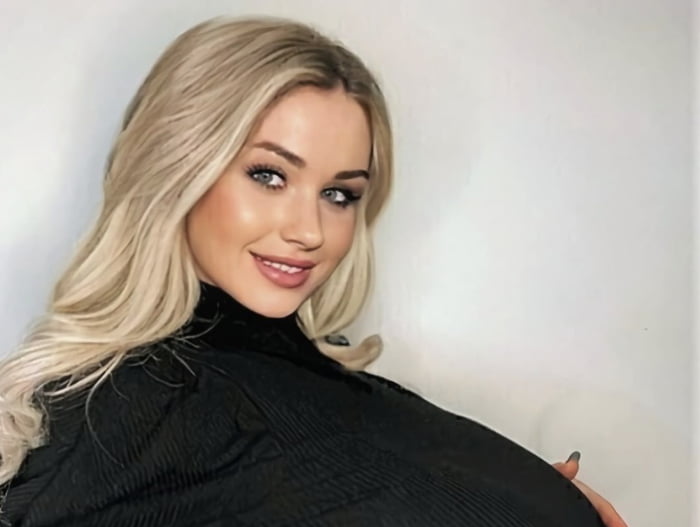 woman-forced-to-move-out-of-plane-seat-after-complaints-about-her