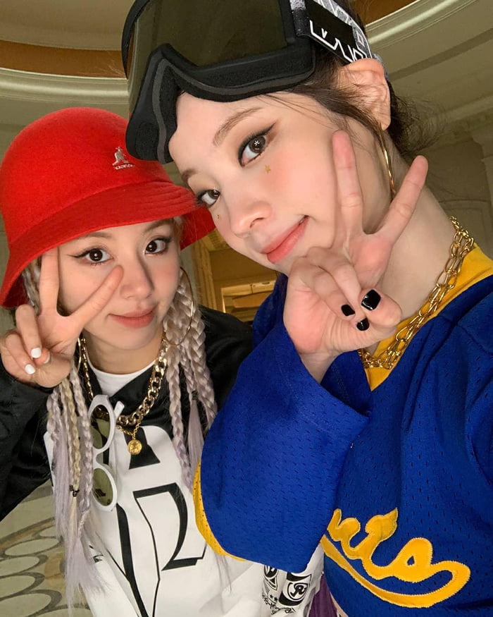Photo : Dahyun & Chaeyoung