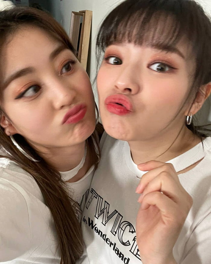 Photo : Jihyo and Jeongyeon