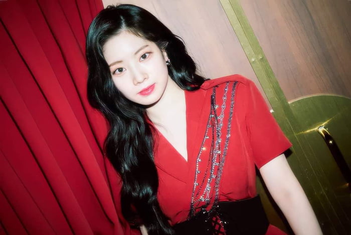 Photo : Nothing beats Dahyun in red
