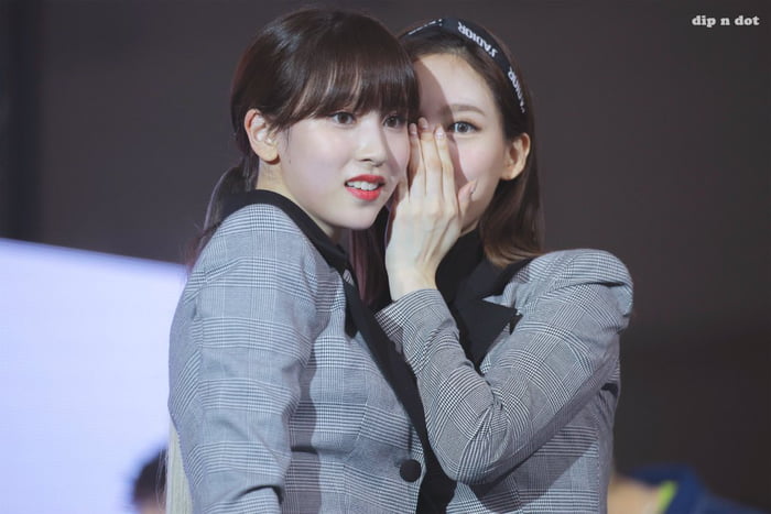 Photo : Mina and Nayeon