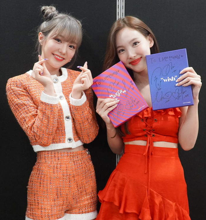 Photo : Nana & Nayeon