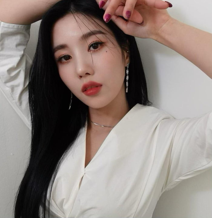 Photo : 210326 Makeup Artist Instagram Update With Kwon Eunbi